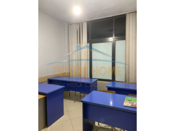 Tirane, jepet me qera ambjent biznesi Kati 1, 72 m² 800 €