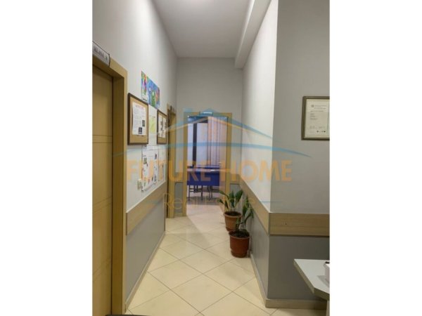 Tirane, jepet me qera ambjent biznesi Kati 1, 72 m² 800 €