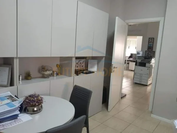 Tirane, jepet me qera apartament Kati 3, 140 m² 1.500 € 