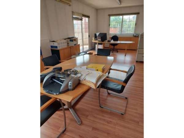 Elbasan, jepet me qera zyre Kati 5, 150 m² 1.300 €