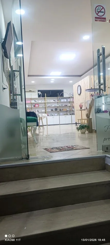 Tirane, shitet dyqan Kati 0, 70 m² (Rruga Naim Frashëri)