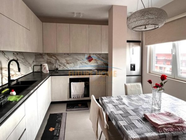 Tirane, jepet me qera apartament 1+1+Ballkon ,90 M2,  95.000 Leke te Reja/Muaj  (Komuna e Parisit)