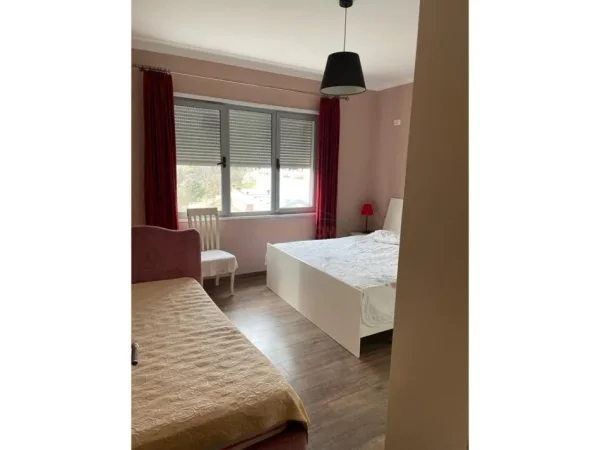 Tirane, jepet me qera apartament 1+1+Ballkon Kati 2, 63 m² 650 € (Liqeni i Thate)