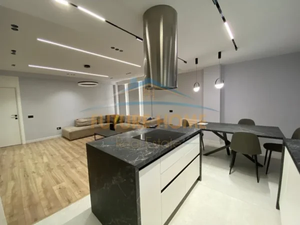 Tirane, jepet me qera apartament 2+1+Ballkon Kati 10, 123 m² 1.300 € (Myslym Shyri)