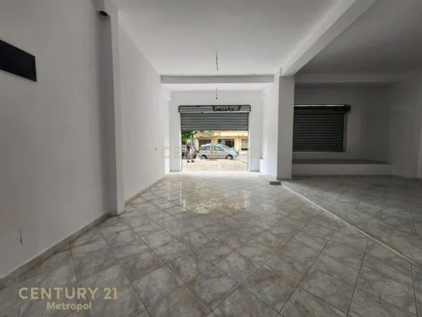 Tirane, jepet me qera ambjent biznesi Kati 0, 83 m² 900 € (komuna e parisit)