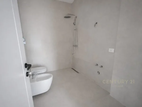 Tirane, jepet me qera zyre Kati 2, 136 m² 1.200 € (pazari i ri)