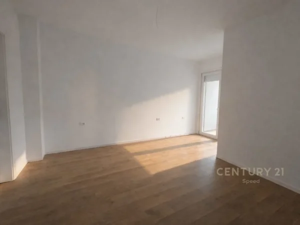 Tirane, jepet me qera zyre Kati 2, 136 m² 1.200 € (pazari i ri)