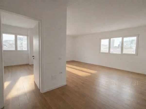 Tirane, jepet me qera zyre Kati 2, 136 m² 1.200 € (pazari i ri)