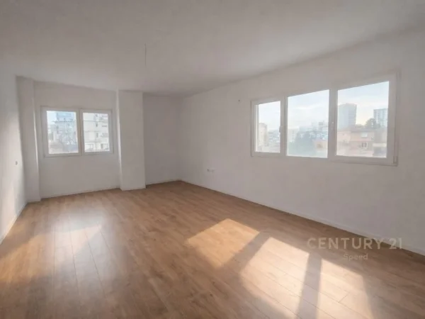 Tirane, jepet me qera zyre Kati 2, 136 m² 1.200 € (pazari i ri)