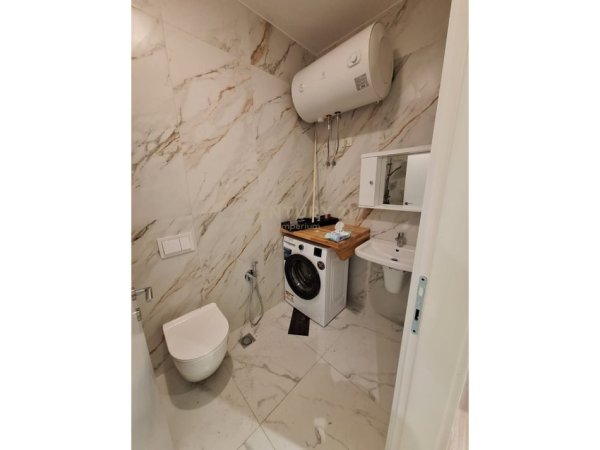 Tirane, jepet me qera apartament 2+1+Ballkon Kati 6, 94 m² 1.500 € (mine peza)