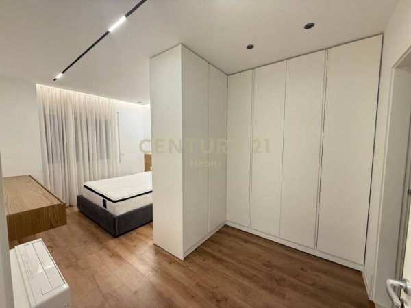 Tirane, jepet me qera apartament 2+1+Ballkon Kati 6, 102 m² 1.300 € (kodra e diellit)