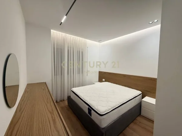 Tirane, jepet me qera apartament 2+1+Ballkon Kati 6, 102 m² 1.300 € (kodra e diellit)