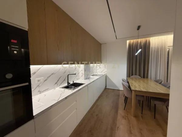 Tirane, jepet me qera apartament 2+1+Ballkon Kati 6, 102 m² 1.300 € (kodra e diellit)