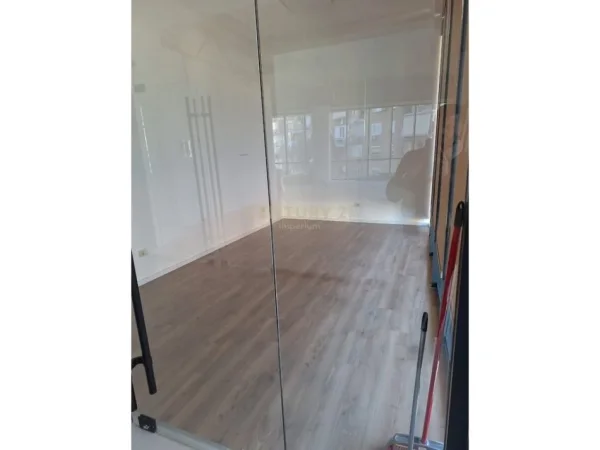 Tirane, jepet me qera ambjent biznesi Kati 1, 21 m² 850 € (mine peza)