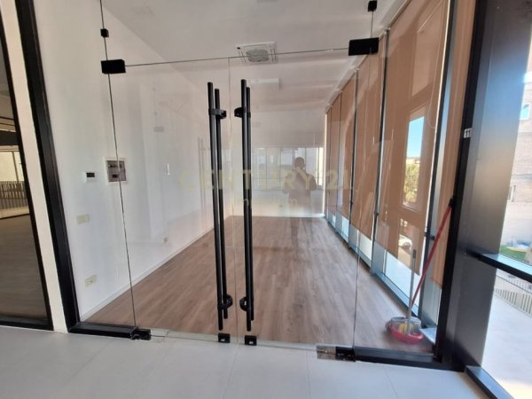 Tirane, jepet me qera ambjent biznesi Kati 1, 21 m² 850 € (mine peza)