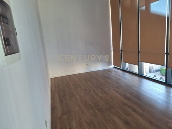 Tirane, jepet me qera ambjent biznesi Kati 1, 21 m² 850 € (mine peza)