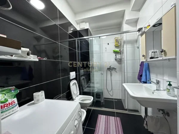 Tirane, shitet apartament 1+1+Ballkon Kati 4, 64 m² 168.000 € (komuna e parisit)