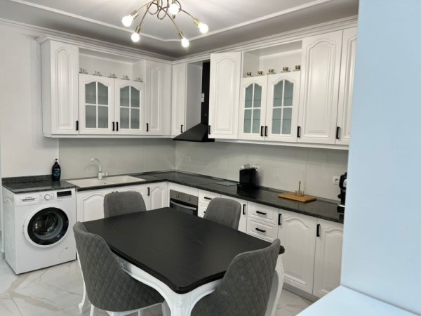 Tirane, jepet me qera apartament 2+1+Ballkon Kati 4, 105 m² 1.200 € (BLLOK)