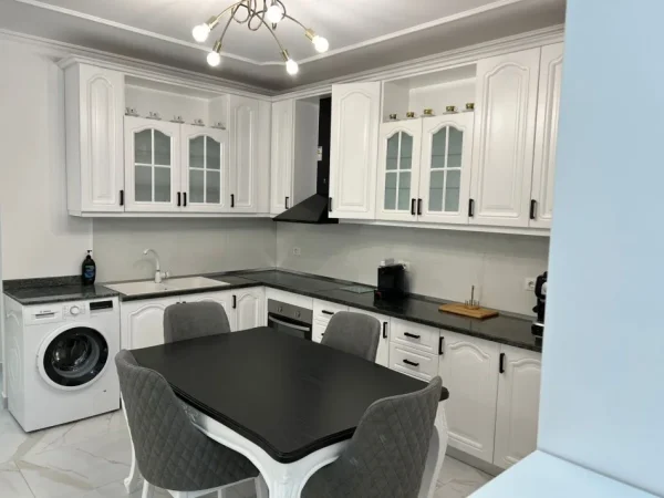 Tirane, jepet me qera apartament 2+1+Ballkon Kati 4, 105 m² 1.200 € (BLLOK)