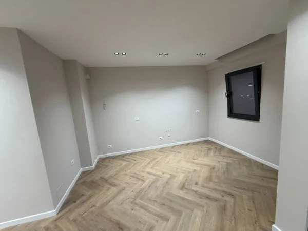 Tirane, jepet me qera zyre Kati 6, 128 m² 1.000 € (ASTIR)