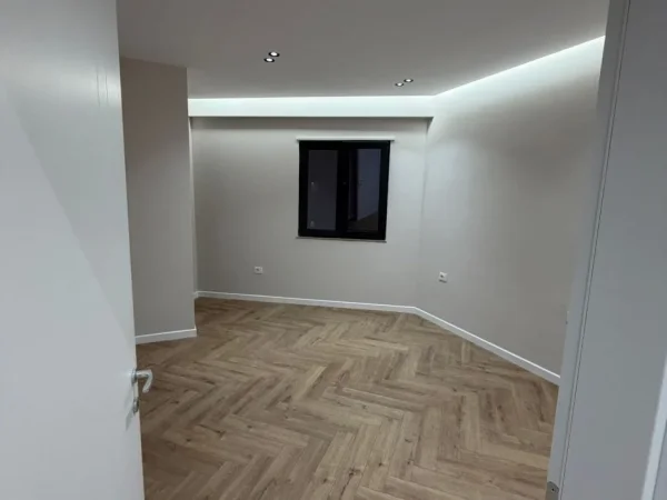 Tirane, jepet me qera zyre Kati 6, 128 m² 1.000 € (ASTIR)