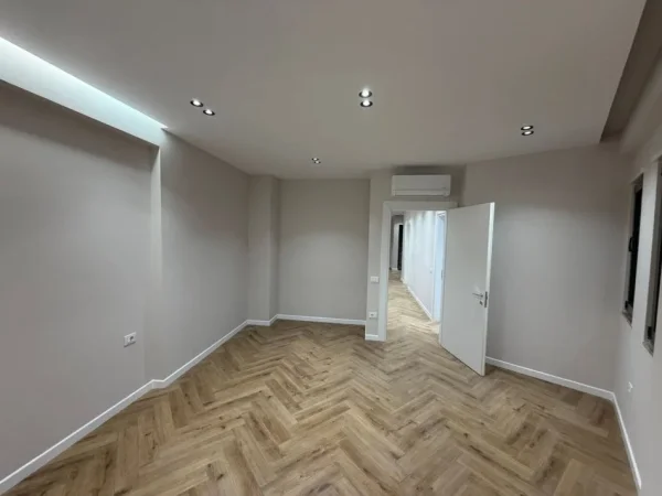Tirane, jepet me qera zyre Kati 6, 128 m² 1.000 € (ASTIR)