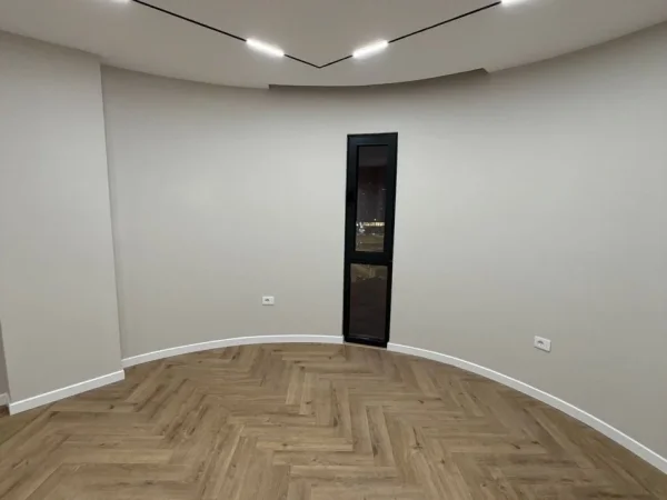 Tirane, jepet me qera zyre Kati 6, 128 m² 1.000 € (ASTIR)