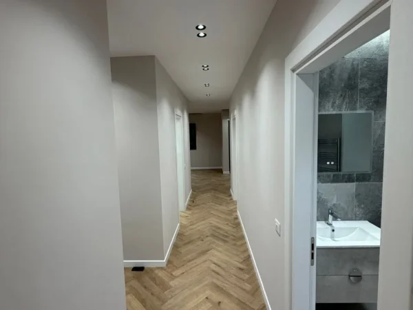 Tirane, jepet me qera zyre Kati 6, 128 m² 1.000 € (ASTIR)