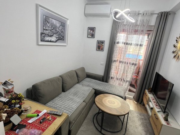 Tirane, jepet me qera apartament 1+1+Ballkon Kati 3, 60 m² 400 € (ALI DEMI)