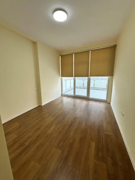 Tirane, jepet me qera zyre Kati 1, 110 m² 900 € (Kompleksi Kika 2)