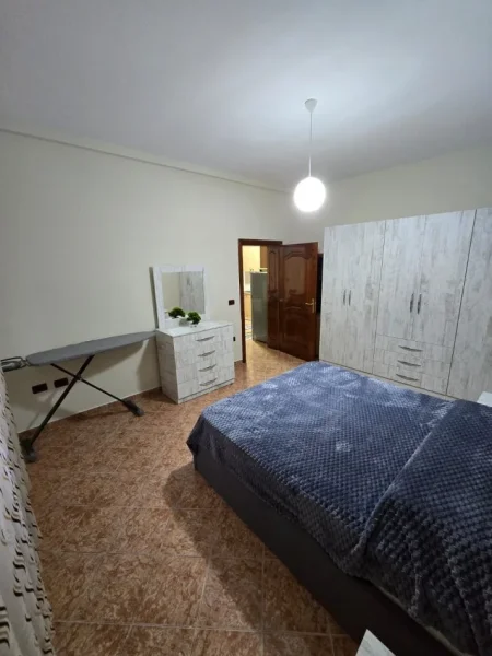 JEPET ME QERA – 1+1 i VILËS 3-KATËSHE – RRUGA JORDAN MISJA 450 €