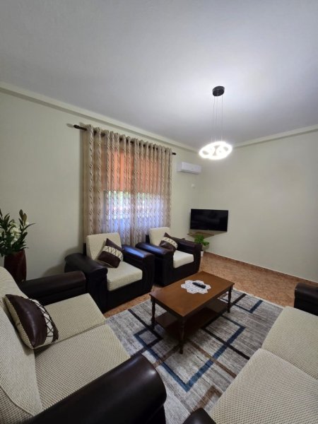 JEPET ME QERA – 1+1 i VILËS 3-KATËSHE – RRUGA JORDAN MISJA 450 €