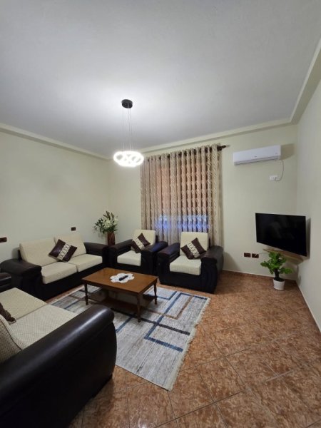 JEPET ME QERA – 1+1 i VILËS 3-KATËSHE – RRUGA JORDAN MISJA 450 €