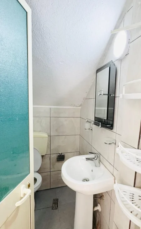 Tirane, jepet me qera 1+1 Kati 1, 200 € (Rruga Tonin Harapi, Nd. 37, Tiranë 1005 (vetem 2 minuta nga Venue Club))