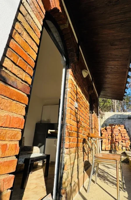 Tirane, jepet me qera 1+1 Kati 1, 200 € (Rruga Tonin Harapi, Nd. 37, Tiranë 1005 (vetem 2 minuta nga Venue Club))