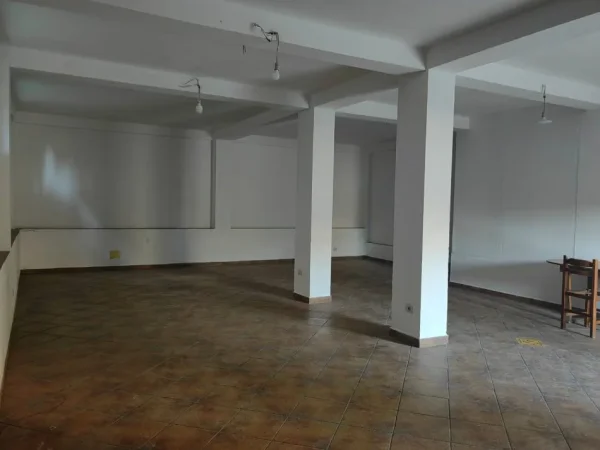 Tirane, jepet me qira magazine, Kati 1, me siperfaqe 100 m² 45,000 Lek (Rruga Tonin Harapi, 2 minuta nga Venue Club)