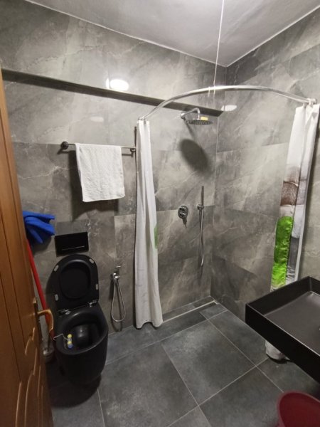 Tirane, jepet me qera apartament 3+1 Kati 2, 121 m² 500 € (dritan hoxha)