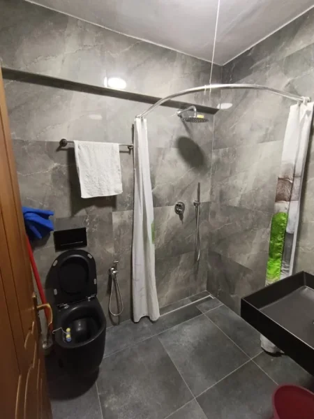 Tirane, jepet me qera apartament 3+1 Kati 2, 121 m² 500 € (dritan hoxha)