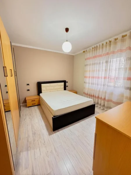 Tirane, jap me qera apartament 2+1+Ballkon , 78 m² 900 € (sheshi Skenderbeu)
