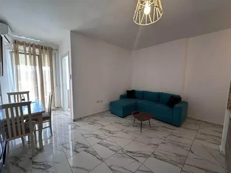 Tirane, jepet me qera apartament 1+1 Kati 5, 65 m² 450 € (Golden park)