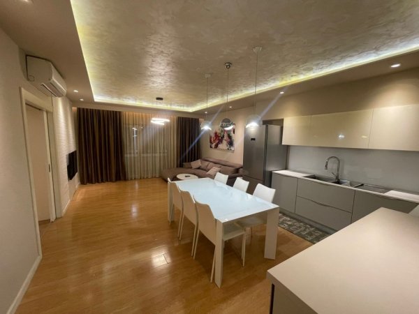 Tirane, jepet me qera apartament 2+1 Kati 1, 200 m² (Komuna e parisit)