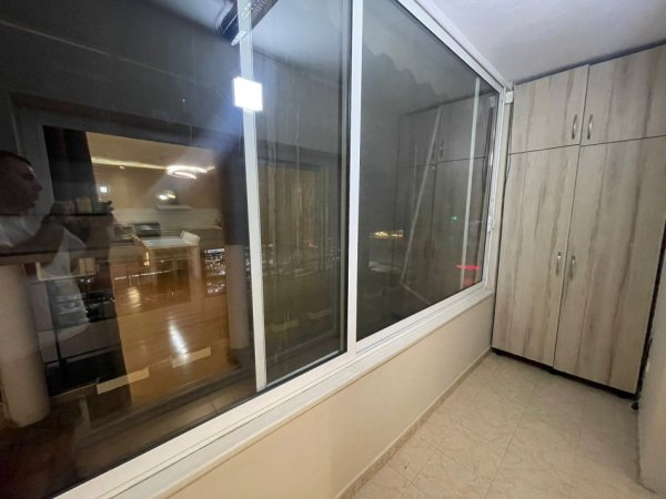 Tirane, jepet me qera apartament 2+1 Kati 1, 200 m² (Komuna e parisit)