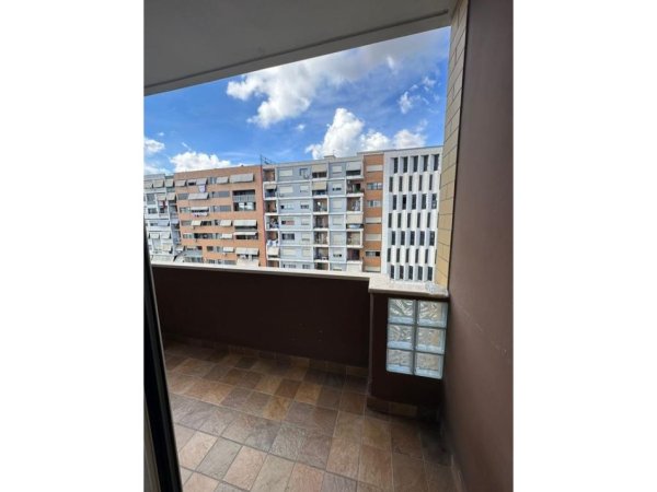 Tirane, jepet me qera apartament 2+1+Ballkon Kati 4, 90 m² 620 € (tek rrethi)