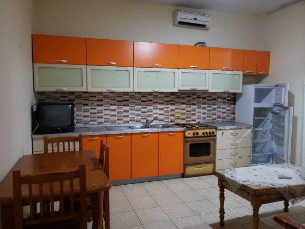 Tirane, jepet me qera shtepi 1+1 Kati 0, 80 m² 300 € (Rruga frang bardhi)