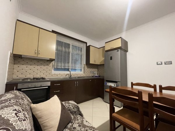 Tirane, jepet me qera 2+1+Ballkon Kati 3, 70 m² 600 € (Vasil shanto)