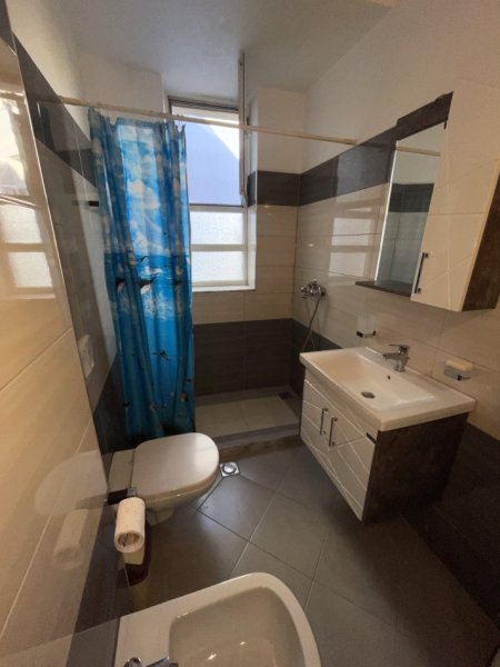 Tirane, jepet me qera 2+1+Ballkon Kati 3, 70 m² 600 € (Vasil shanto)