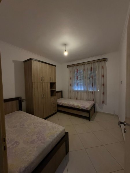 Tirane, jepet me qera 2+1+Ballkon Kati 3, 70 m² 600 € (Vasil shanto)