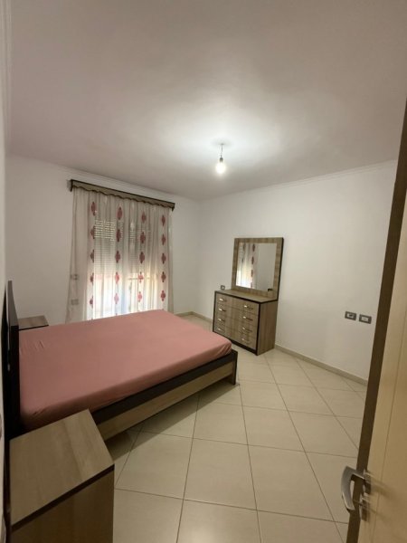 Tirane, jepet me qera 2+1+Ballkon Kati 3, 70 m² 600 € (Vasil shanto)