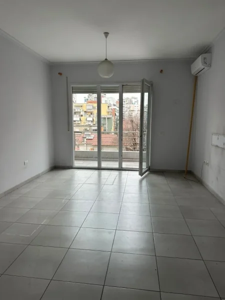 Tirane, jepet me qera ambjent biznesi Kati 3, 65 m² 600 € (Rruga Ali Pashe Gucia)
