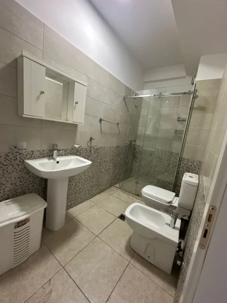 Tirane, jepet me qera ambjent biznesi Kati 3, 65 m² 600 € (Rruga Ali Pashe Gucia)